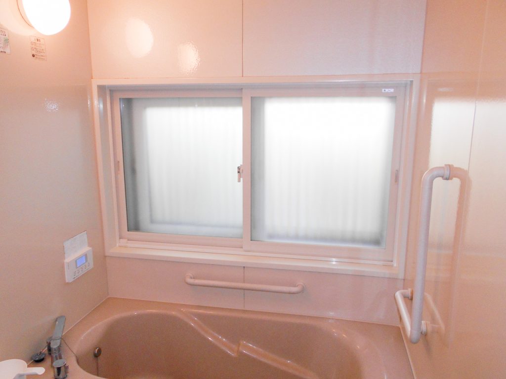 リフォームの施工事例、LIXILの「インプラス浴室仕様」取付け工事2