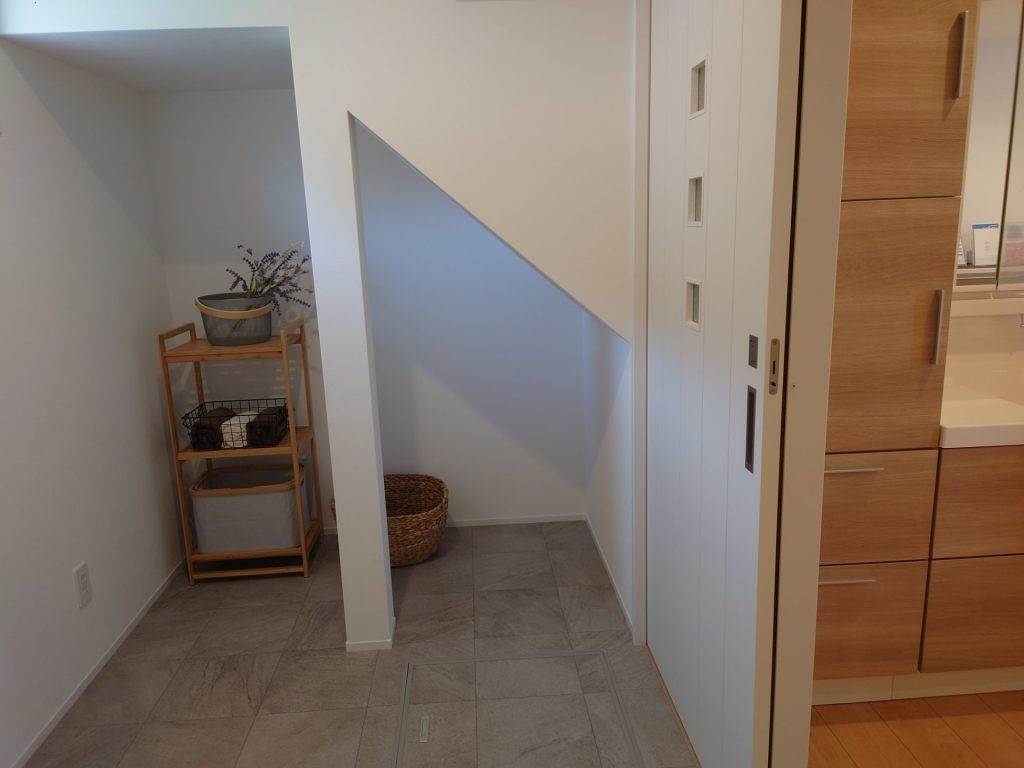 貝山新築分譲住宅-階段下